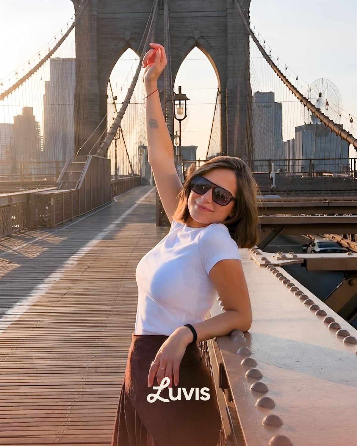 Clienta de Óptica Luvis con anteojos de sol