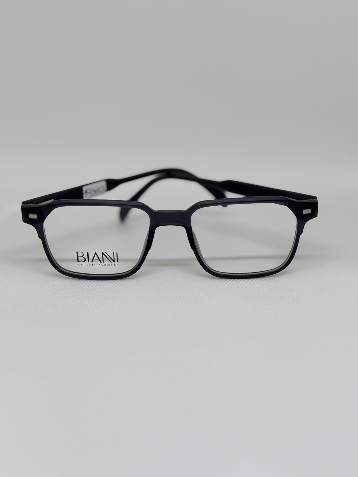 Bianni 1938 — C3 — vista frontal — Luvis 20260911-252