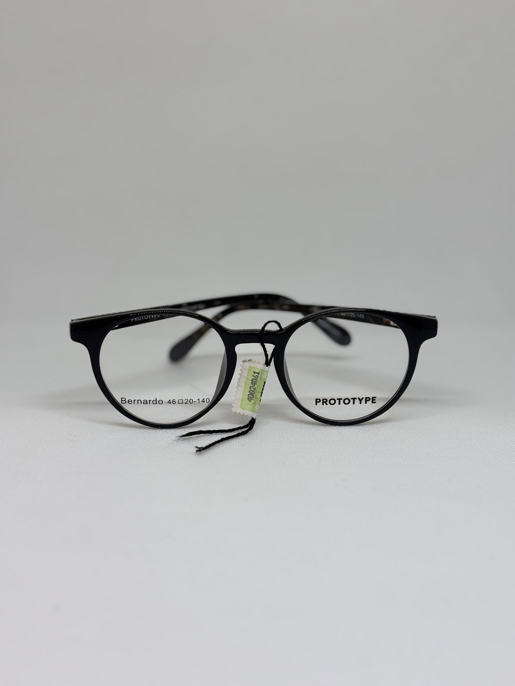 Prototype Bernardo — C01 — vista frontal — Luvis 20260911-130