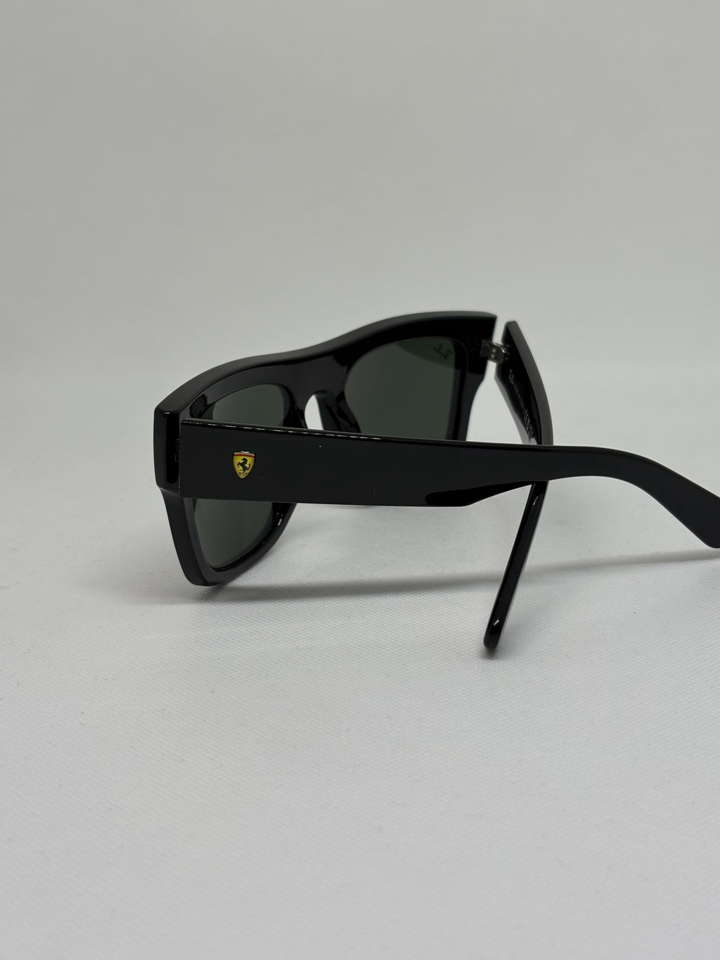 Ray-Ban RB2217M FERRARI — F601/71 — vista complementaria — Luvis 20260911-065