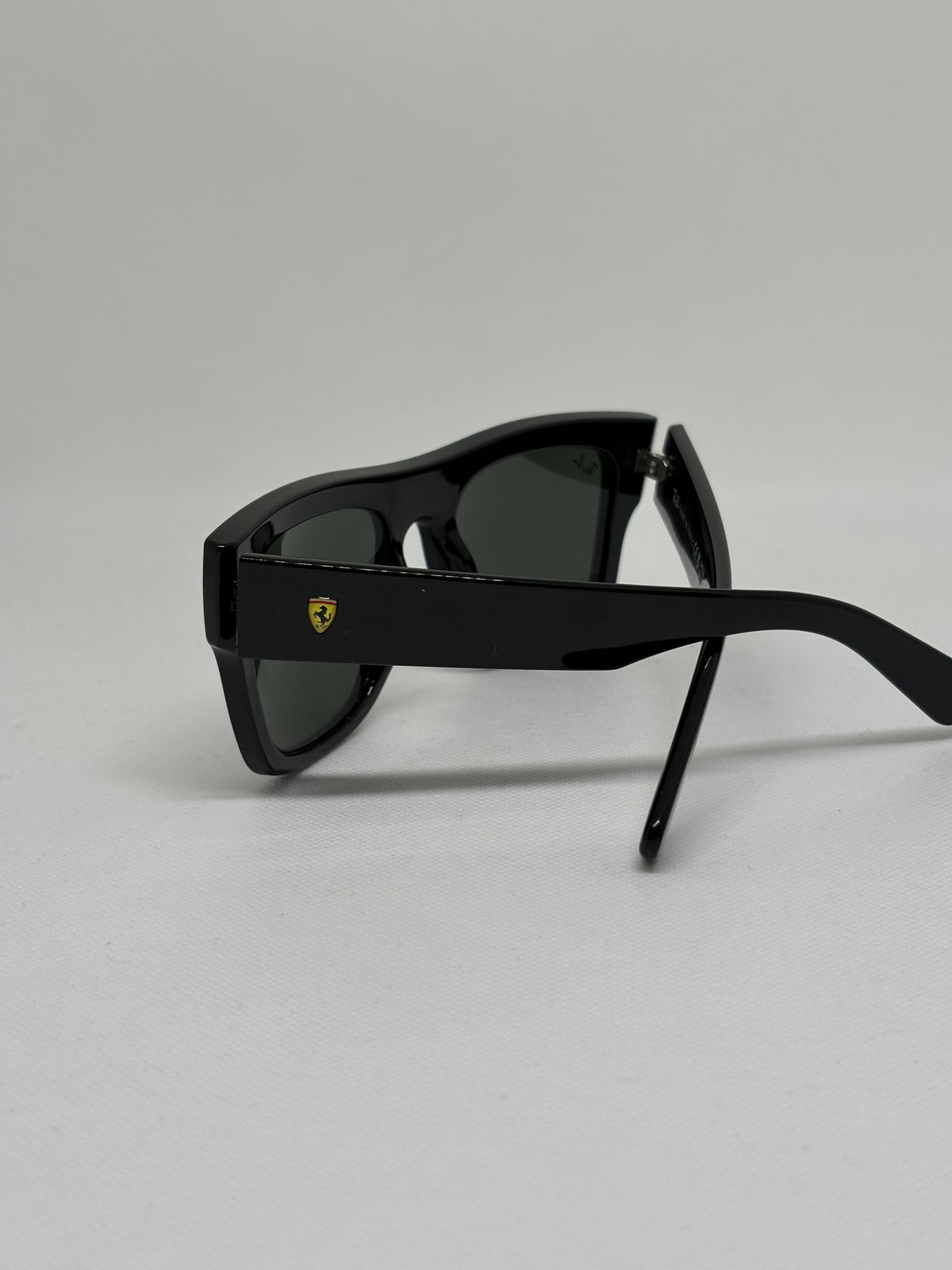 Ray-Ban RB2217M FERRARI — F601/71 — vista complementaria — Luvis 20260911-065