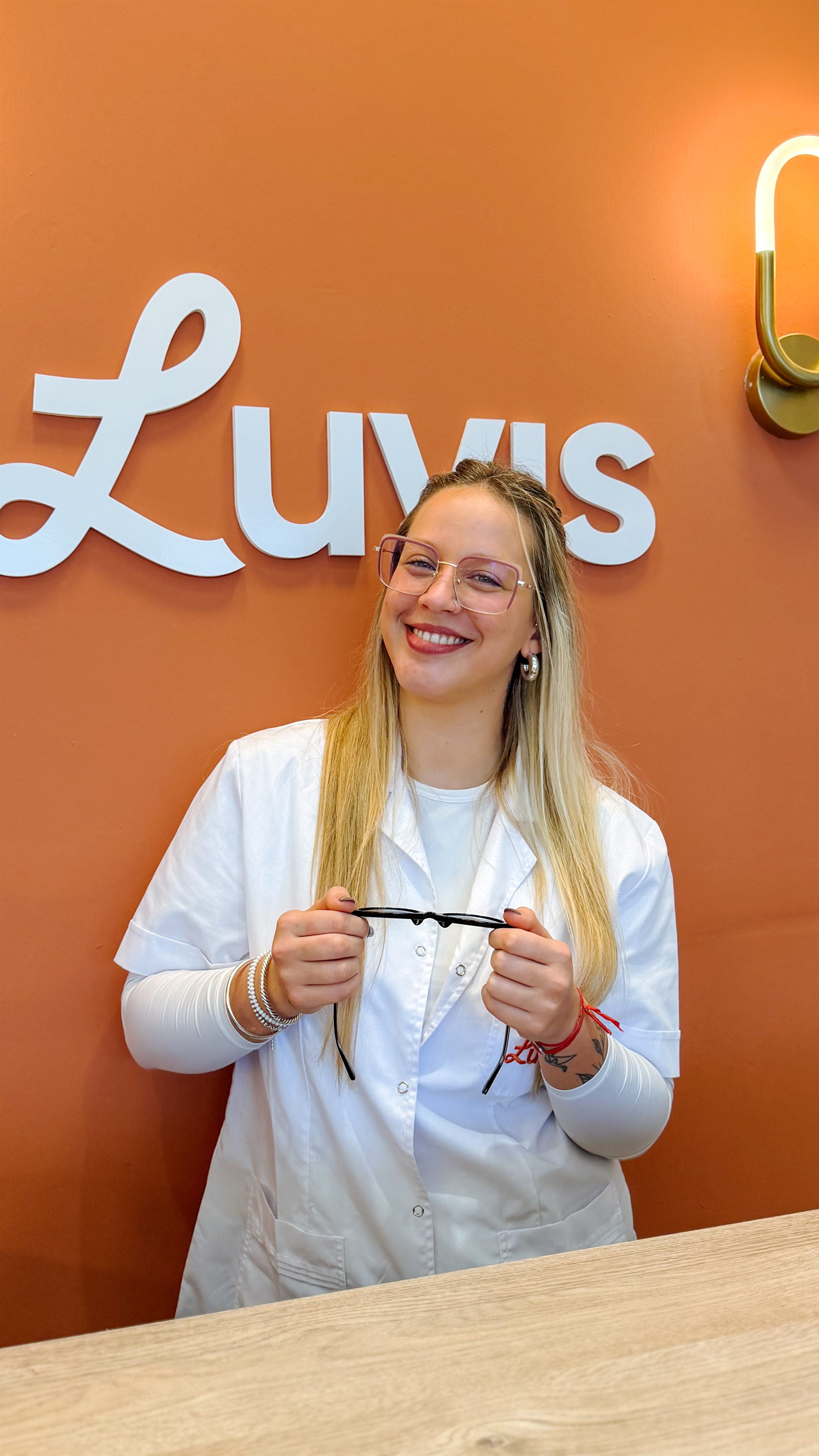 Atención personalizada en el local de Óptica Luvis